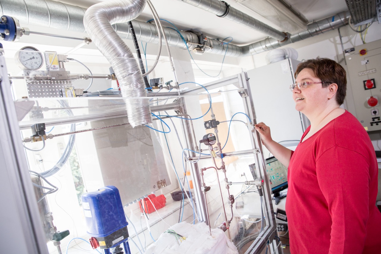 Projektleiterin Dr. Ramona Schröer am Laborsystem des vom Fraunhofer IEE neu entwickelten Methanisierungsverfahrens